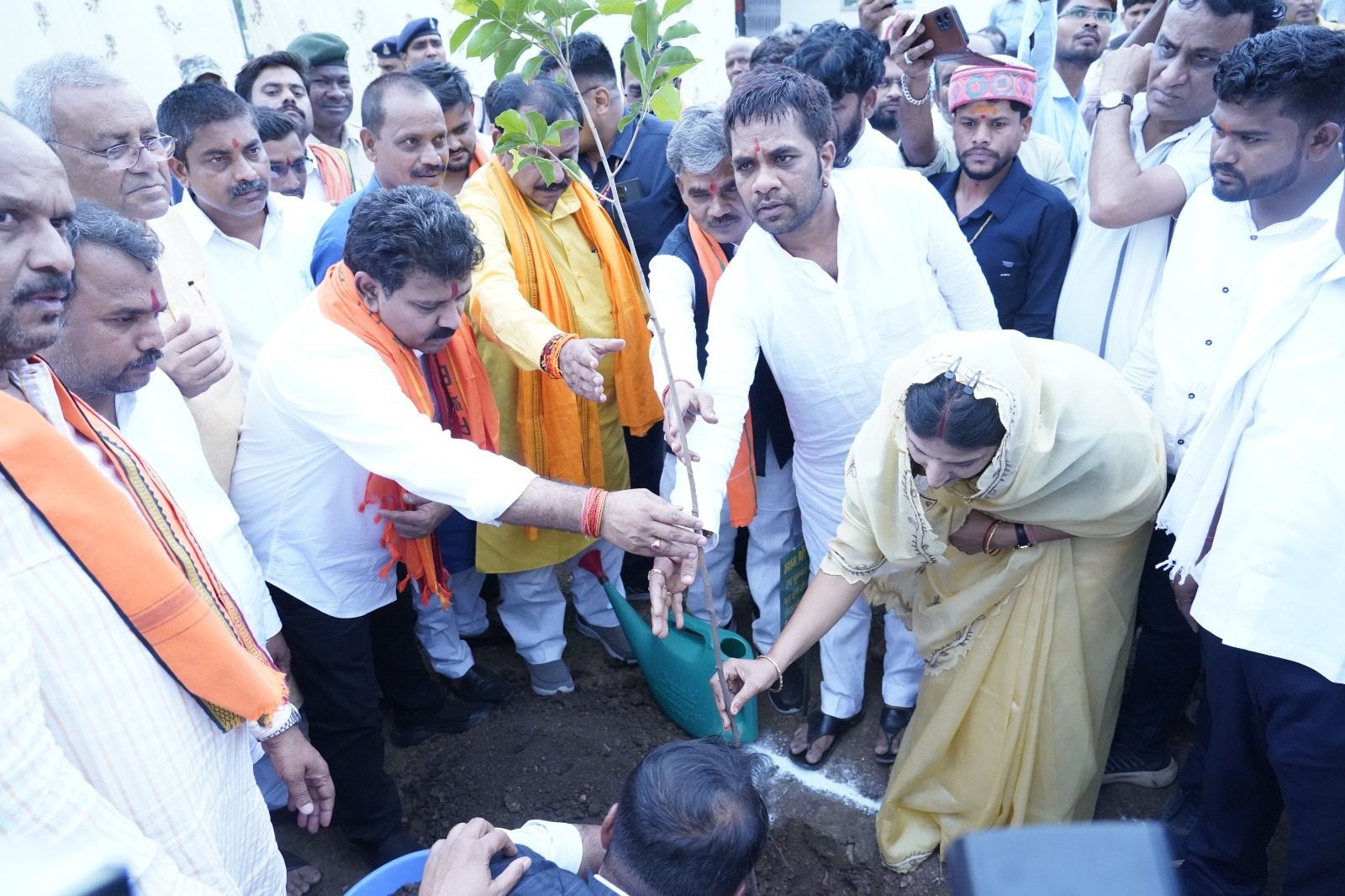 उपमुख्यमंत्री विजय शर्मा ने थानखम्हरिया को दी 7 करोड़ की विकास सौगात, करमु में मंदिर निर्माण का भूमि पूजन