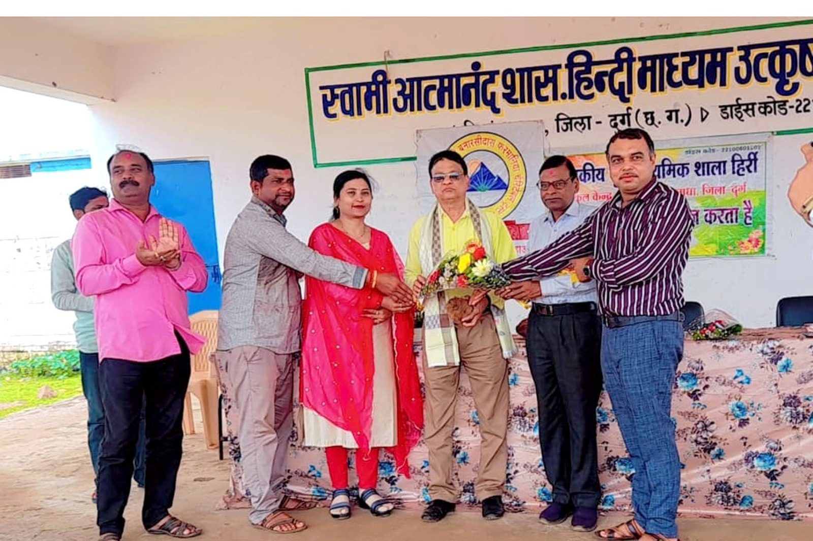 शिक्षा के साथ सेवा: फरमानिया ट्रस्ट ने हिर्री के स्कूली बच्चों को बांटे बैग, कापियां व कंपास बॉक्स