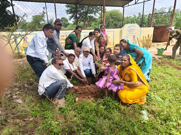पर्यावरण के प्रहरी बने चिरपोटी के लोग, मिलकर रोपे 500 से अधिक पौधे