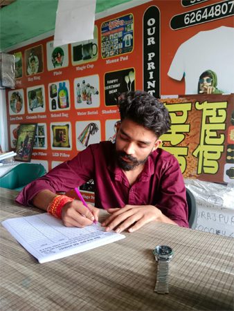 गौवंश की रक्षा को लेकर सरगुजा में शंखनाद: प्रियांशु देवांगन ने शुरू किया हस्ताक्षर अभियान