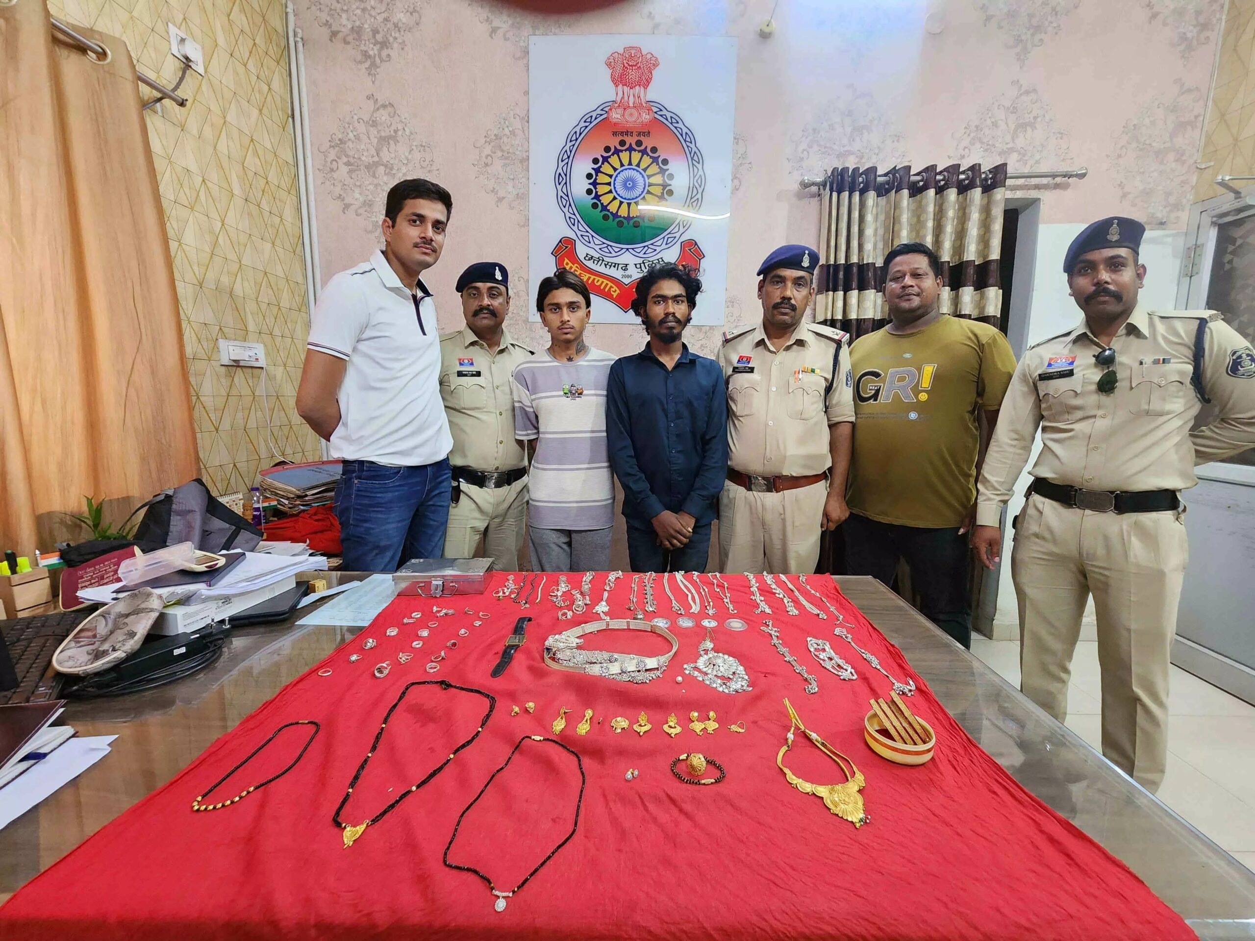 कबीर नगर में 7 लाख की चोरी: तीन चोर गिरफ्तार, सोना-चांदी बरामद