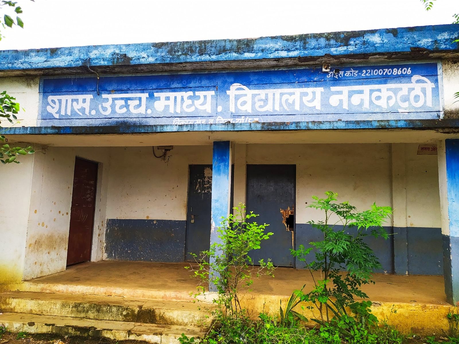 शिक्षा का मंदिर या शराबियों का अड्डा?