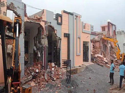 रायपुर में चला निगम का बुलडोजर, सेजबहार में 16 अवैध मकान ध्वस्त; बिल्डरों में हड़कंप