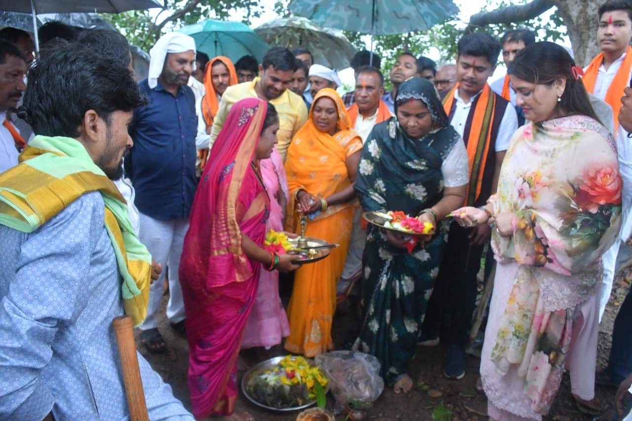 विधायक भावना बोहरा ने बहरमुड़ा में CC रोड का किया भूमिपूजन , ग्रामीणों को मिलेगी सुगम आवागमन की सुविधा
