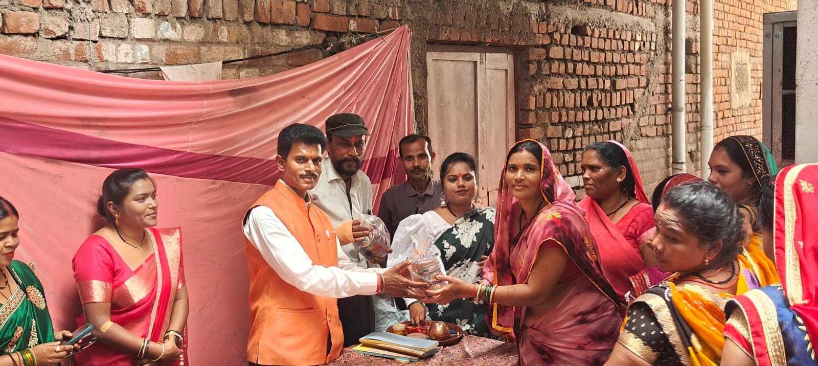 निर्माणी समूह की महिलाओं को मिला बचत का फल, पूर्व सभापति दिनेश देवांगन ने टिफिन वितरण कर किया सम्मानित