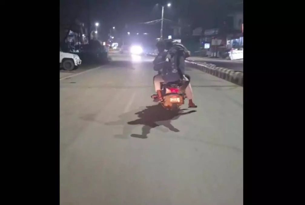 एक्टिवा पर स्टंट करते 5 युवक हिरासत में, पुलिस की त्वरित कार्रवाई, देखे वीडियों
