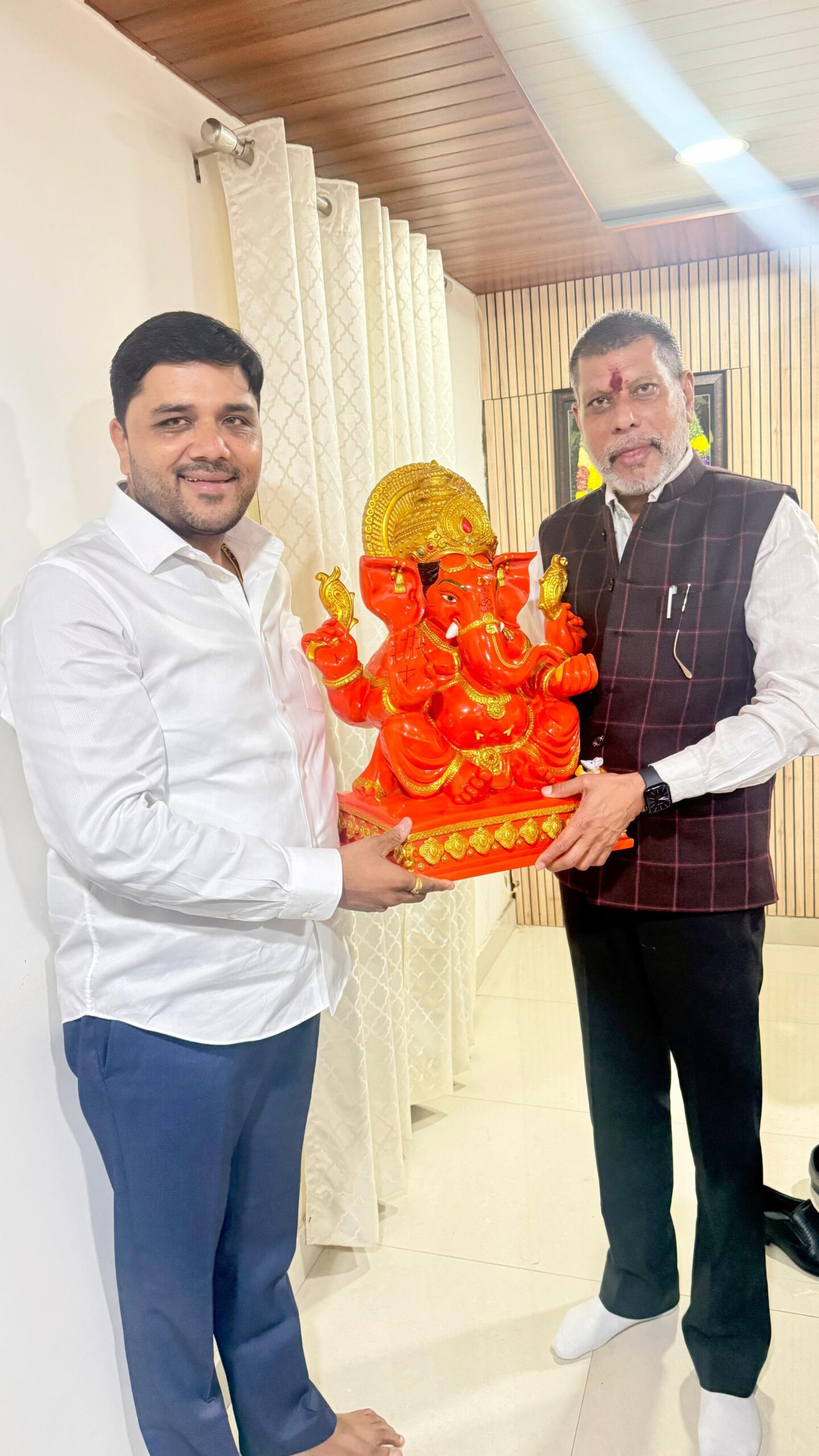 अतुल पर्वत ने किरण देव को भेंट की गणेश प्रतिमा, लिया आशीर्वाद