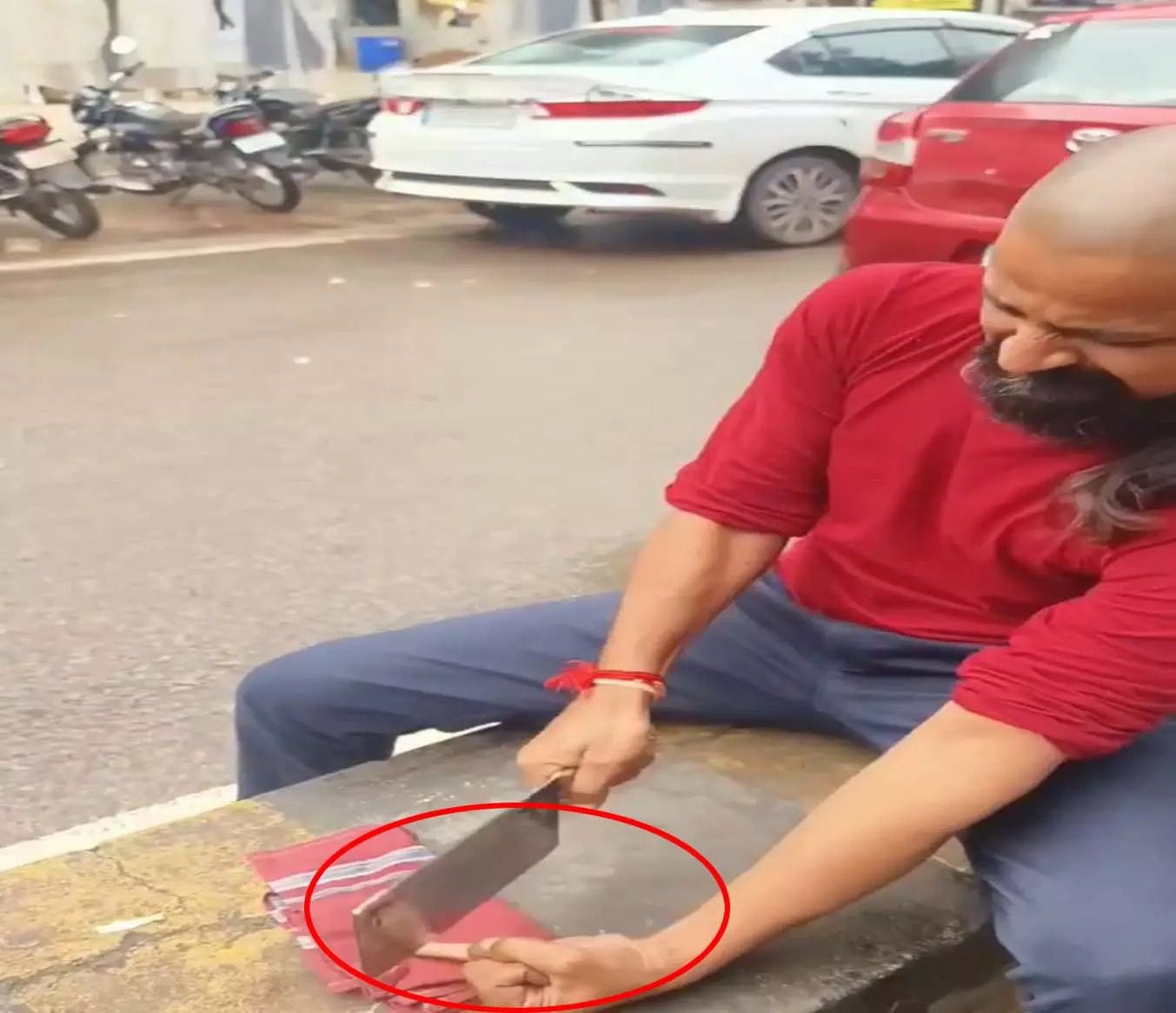 रायपुर में गौ रक्षा के लिए युवक ने काटी अपनी उंगली