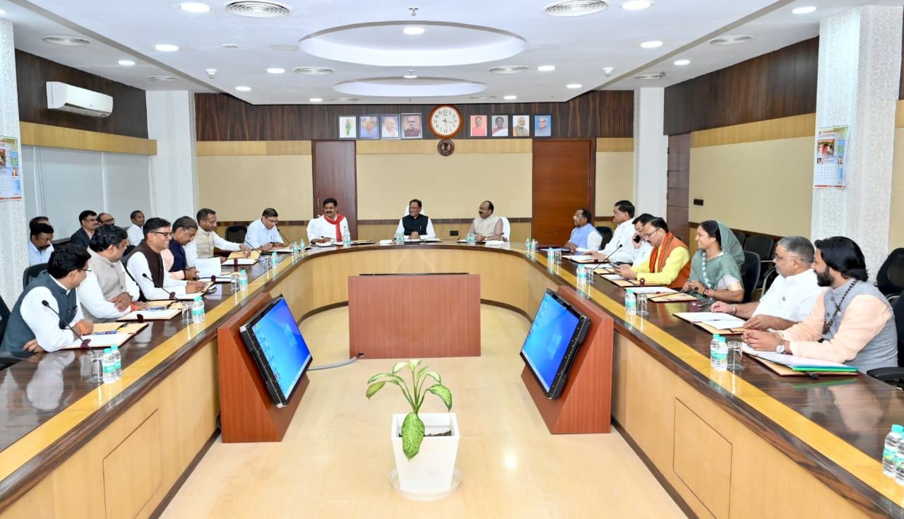 साय कैबिनेट के महत्वपूर्ण निर्णय: शासकीय सेवकों को अल्पावधि ऋण, दिव्यांगजनों का 24.50 करोड़ कर्ज माफ