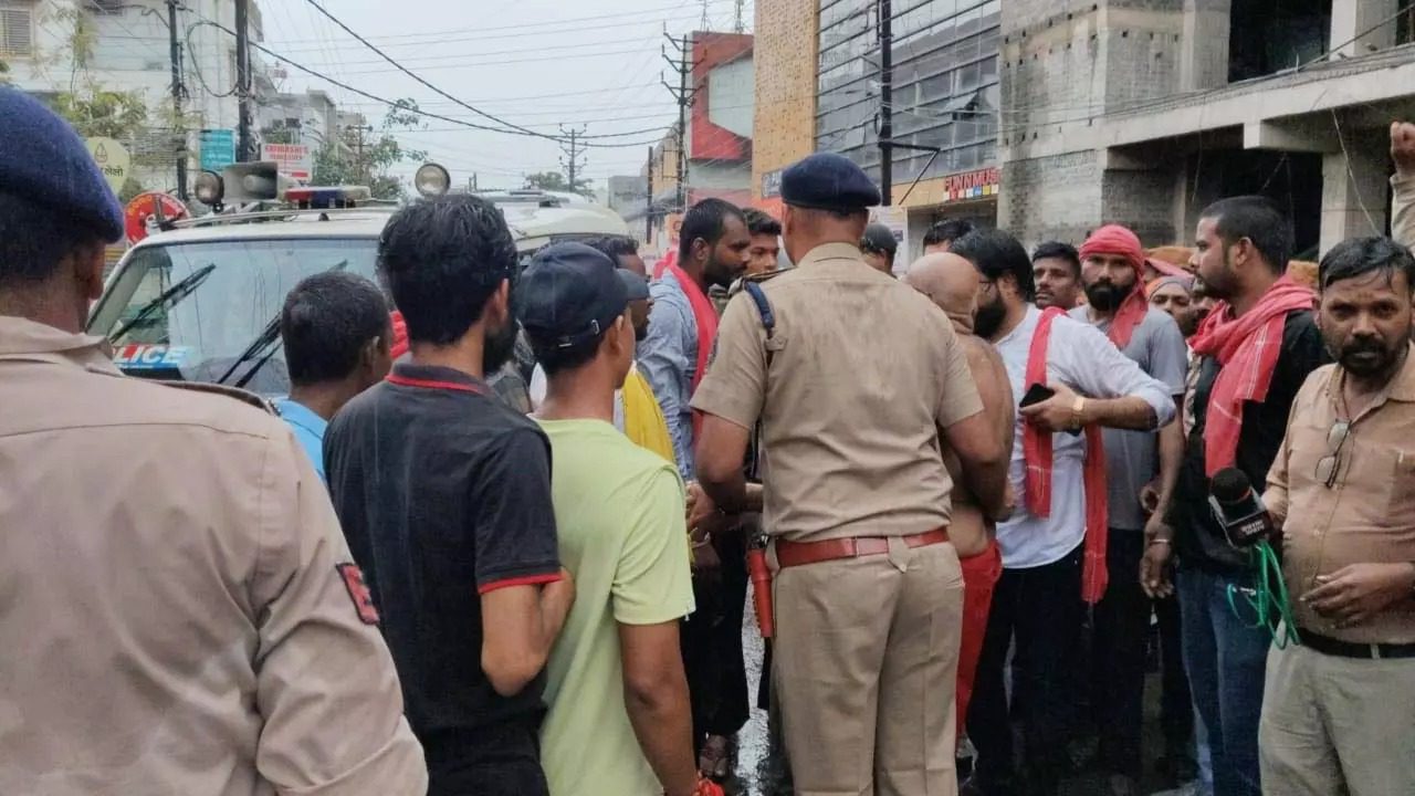 अर्धनग्न प्रदर्शन से झुका अनिल अग्रवाल, लौटाएगा 30 लाख