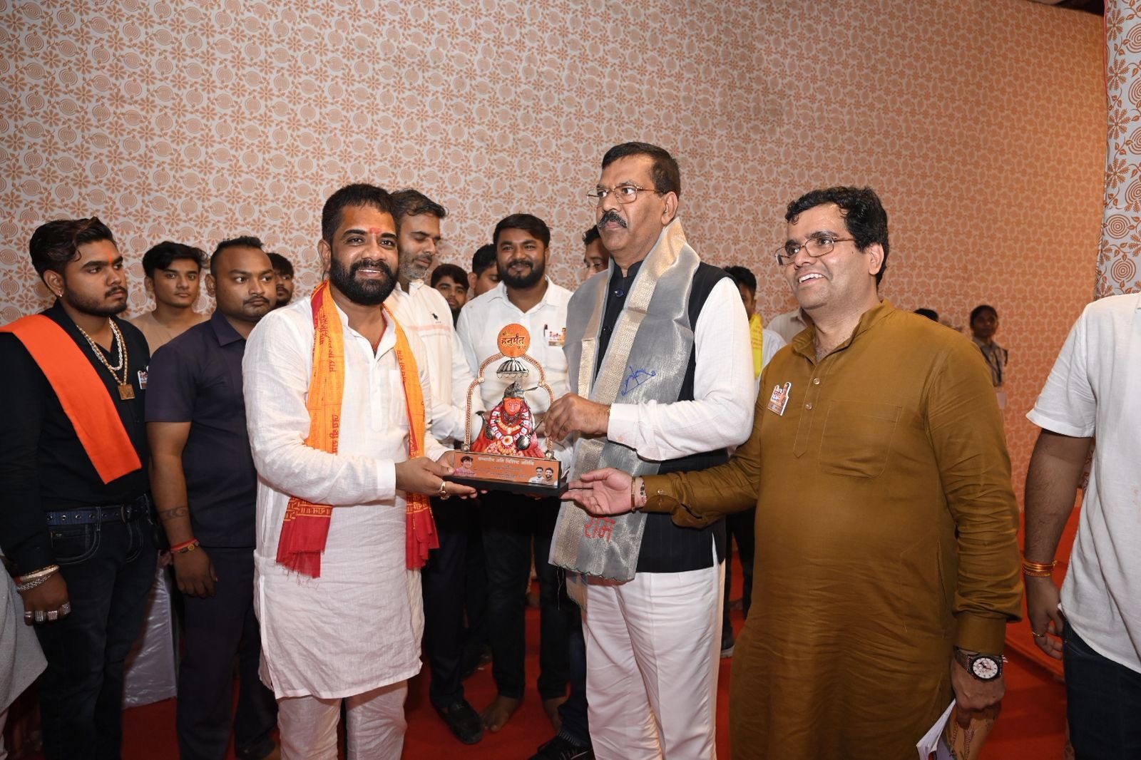 बागेश्वर धाम के दिव्य दरबार में 'घर वापसी' का जयघोष: मुस्लिम व ईसाई परिवारों ने किया सनातन धर्म में 'घर वापसी'