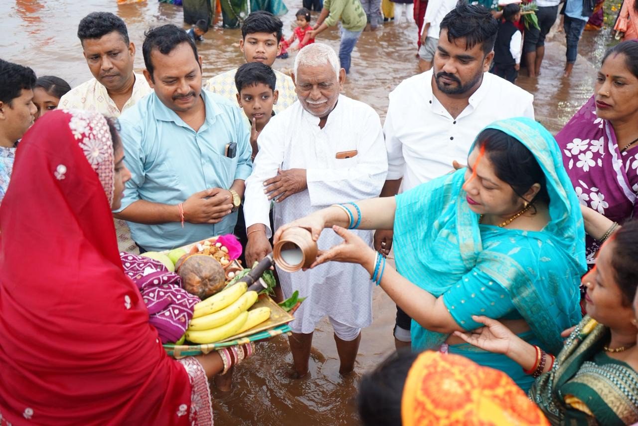 मीनाक्षी चंद्राकर ने दुर्ग में की छठ पूजा, प्रदेशवासियों के सुख-समृद्धि की कामना की