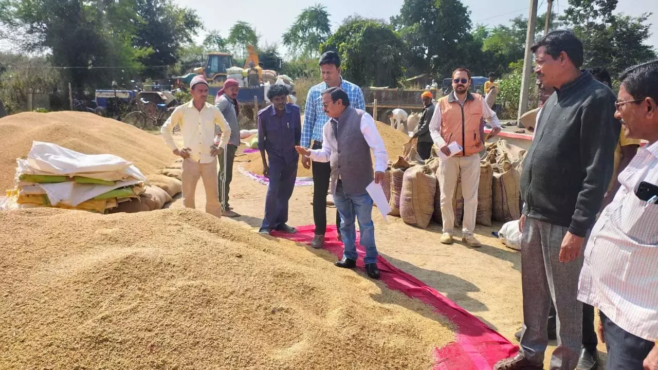 संभागायुक्त ने धान खरीदी केंद्रों का लिया जायजा, चेकपोस्ट से नदारद जवान को नोटिस थमाने के निर्देश