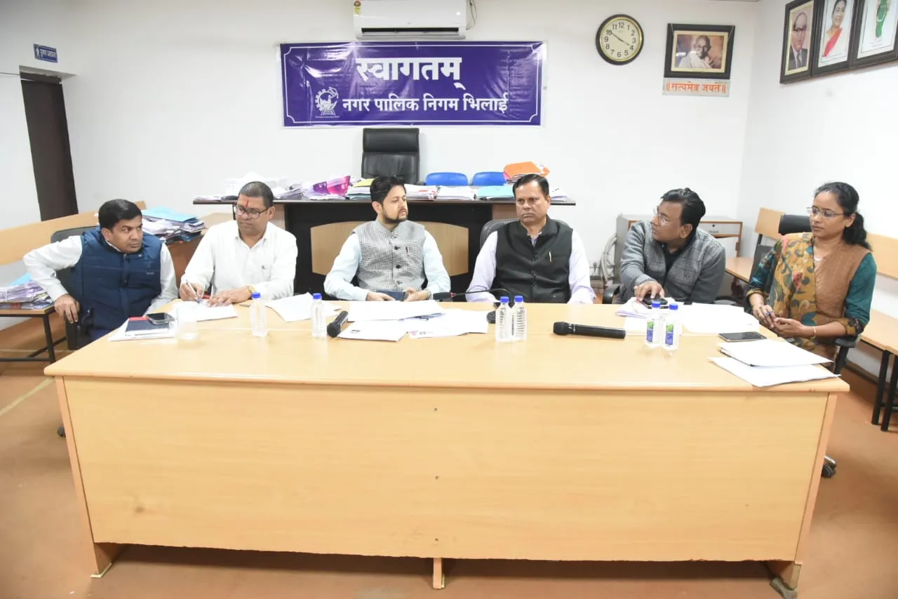 दुर्ग में मतदाता सूची कार्य का निरीक्षण: कमिश्नर-कलेक्टर ने अंडा में बीएलओ को लगाई फटका