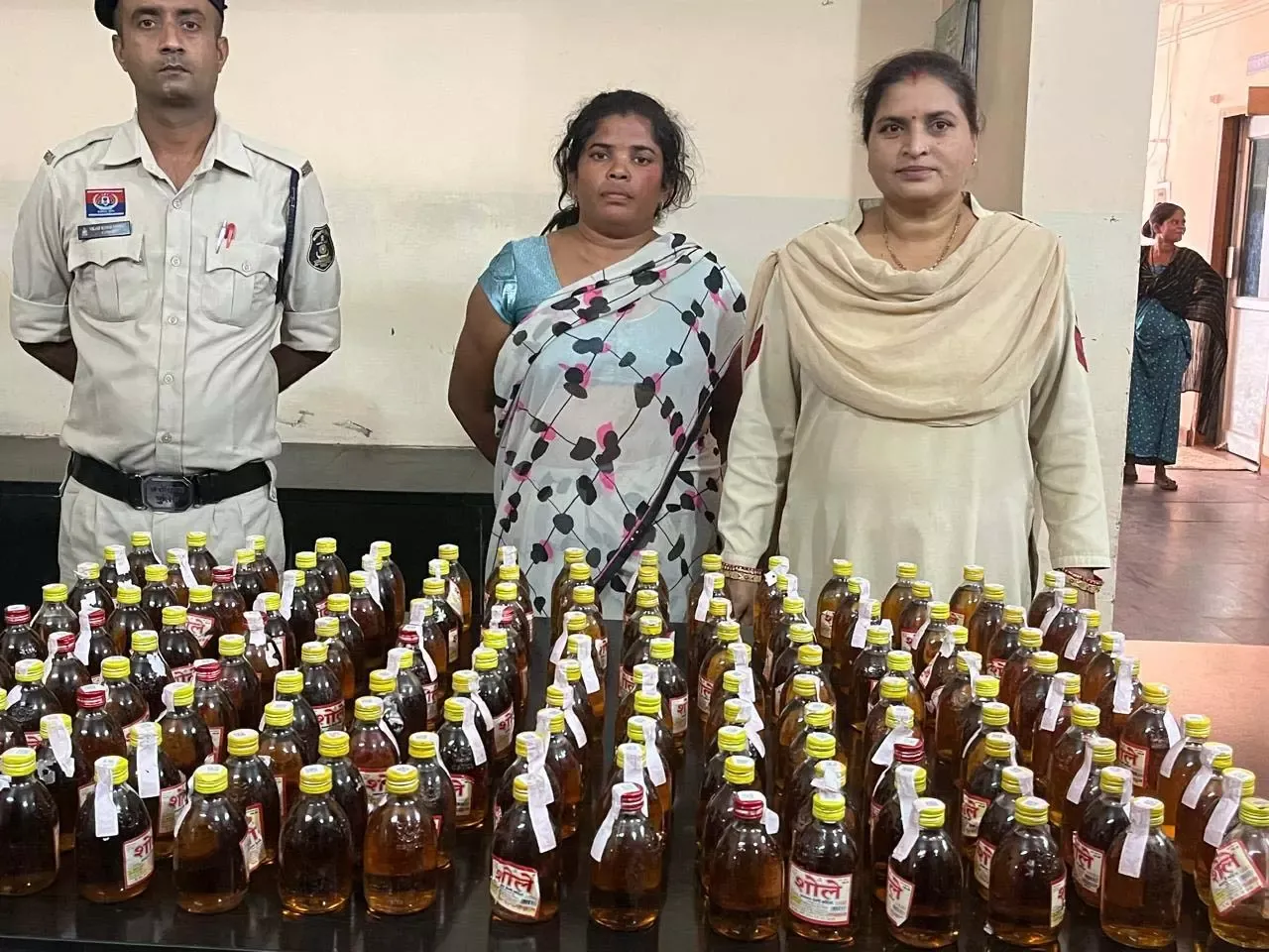 उरला में अवैध शराब बिक्री का भंडाफोड़, महिला गिरफ्तार — 150 पौवा देशी मदिरा जब्त