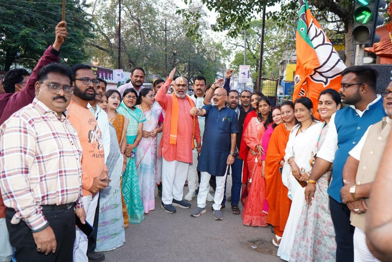 बिहार में एनडीए की ऐतिहासिक जीत पर दुर्ग भाजपा में जश्न, बांटी मिठाई, फोड़े पटाखे