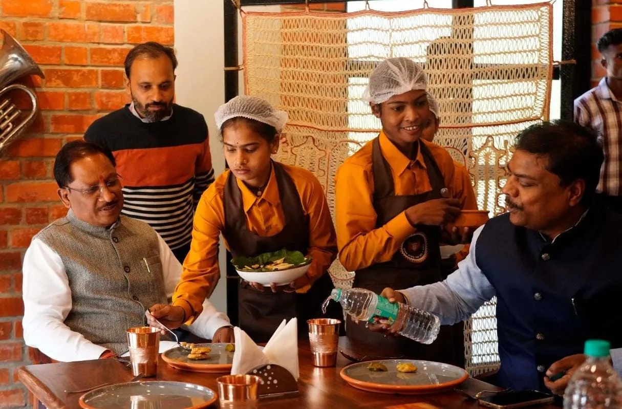 जगदलपुर में 'पंडुम कैफे' का शुभारंभ: नक्सल पीड़ितों और सरेंडर कैडरों को मिला आजीविका का साधन, पुलिस लाइन में खुली दुकान