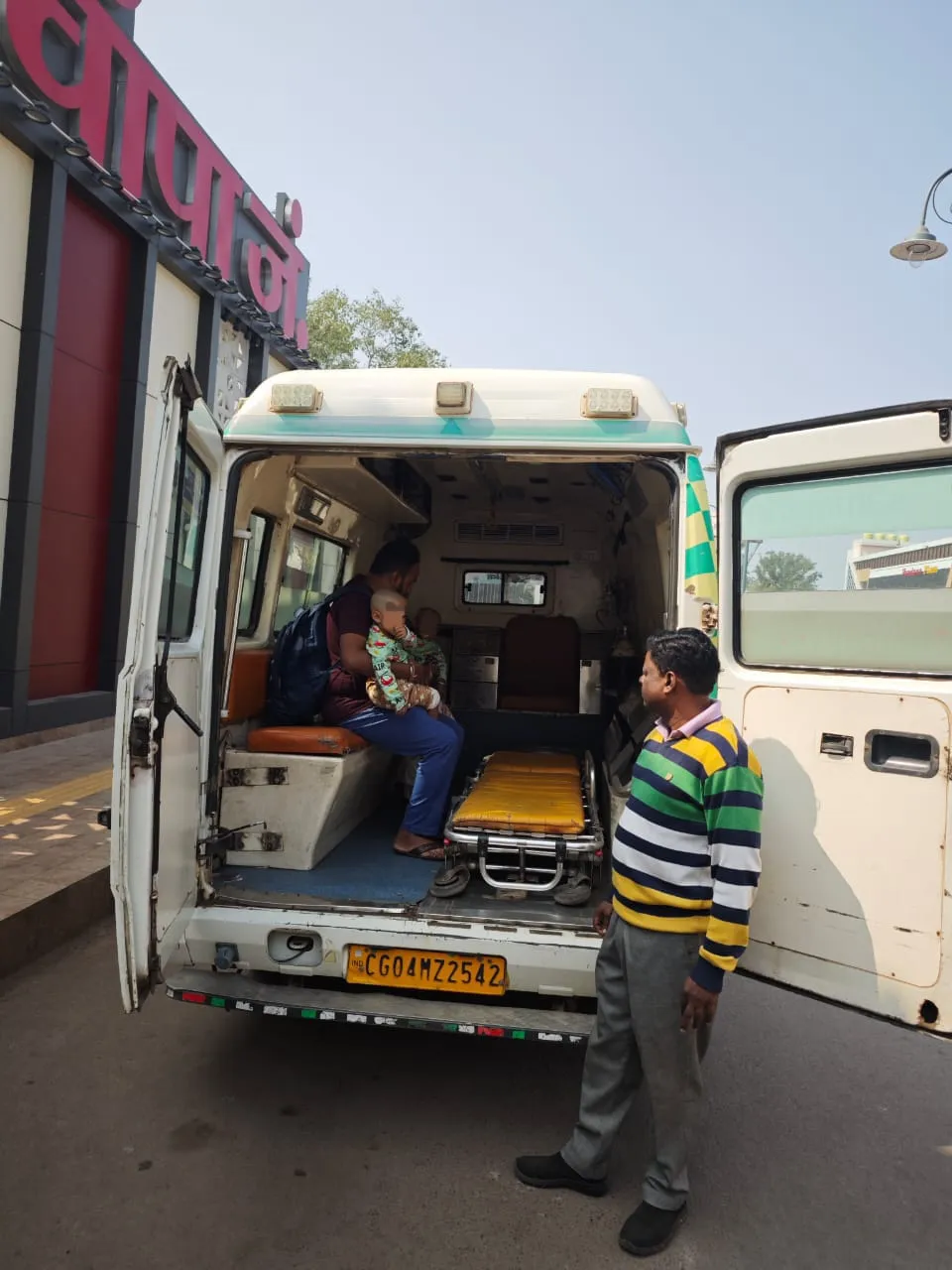 मानवता की मिसाल: हमसफर एक्सप्रेस का स्टॉपेज नहीं था, फिर भी रोककर बीमार बच्चे को दी मेडिकल हेल्प; एम्बुलेंस से अस्पताल भेजा