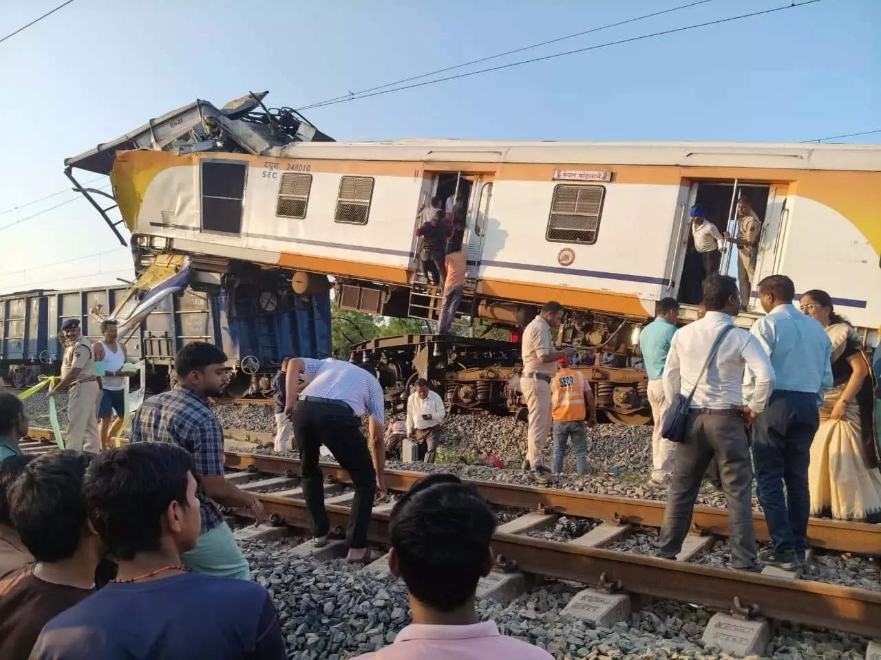बिलासपुर रेल हादसा: ट्रैक पर खड़ी मेमू ट्रेन से टकराई मालगाड़ी, कई यात्रियों की मौत; रेलवे ने ₹10 लाख मुआवजे का ऐलान किया