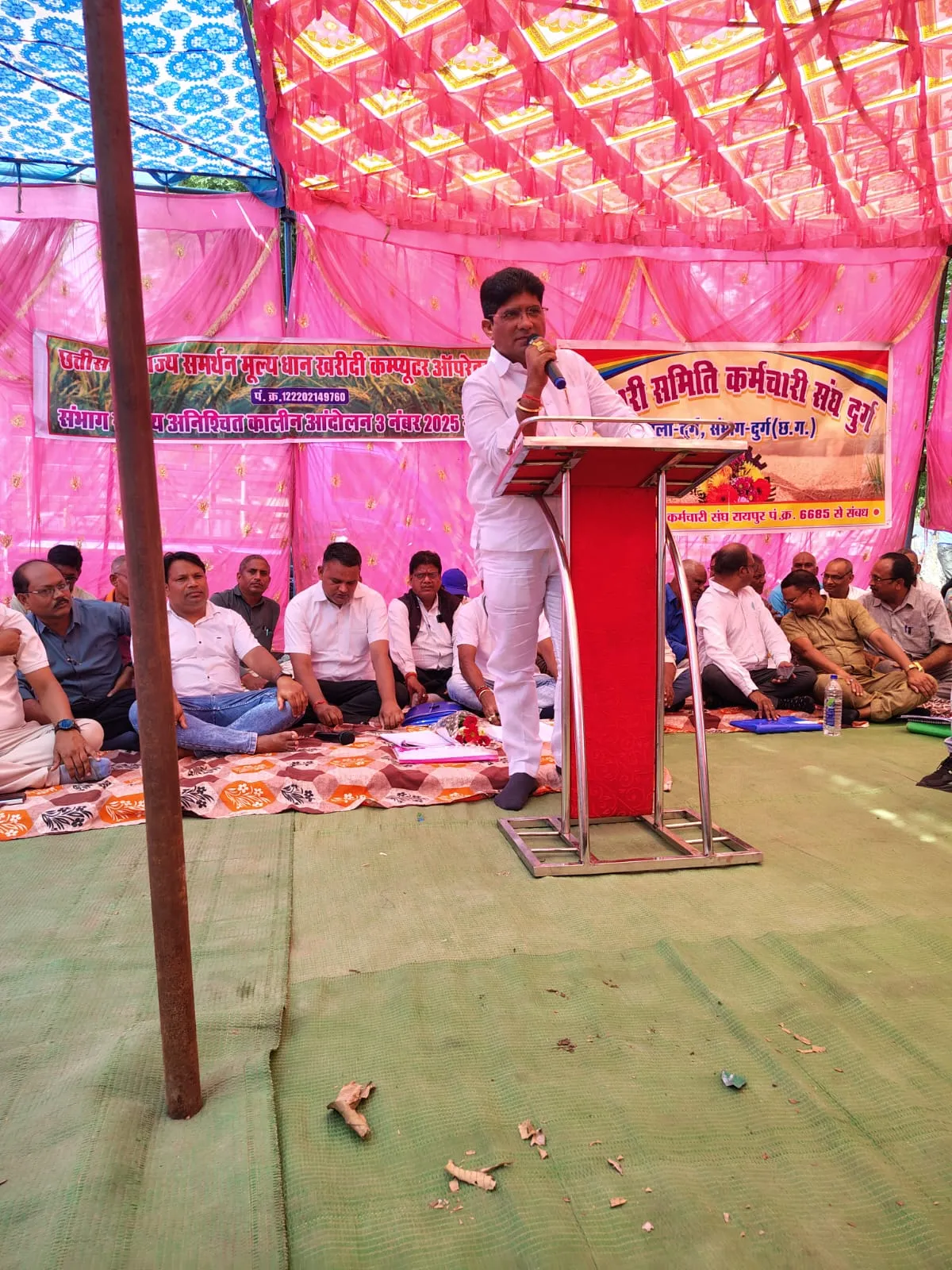 सहकारी समिति कर्मचारियों की हड़ताल के समर्थन में कांग्रेस और किसान नेता उतरे मैदान में