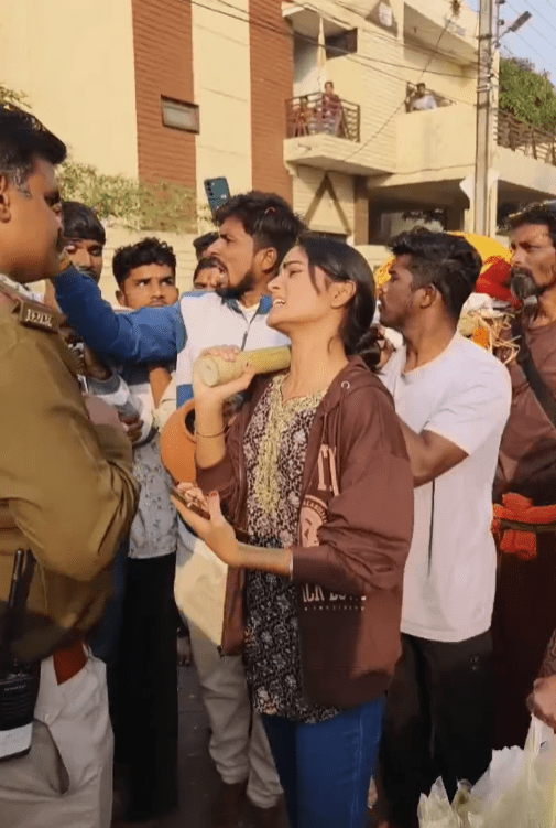 ‘गौ-वंश' की अंतिम यात्रा पर पुलिसिया पहरा: खाकी से भिड़ गए गौ-सेवक और मातृशक्ति, कंधों पर उठाया शव; प्रशासन की संवेदनहीनता पर उठे सवाल