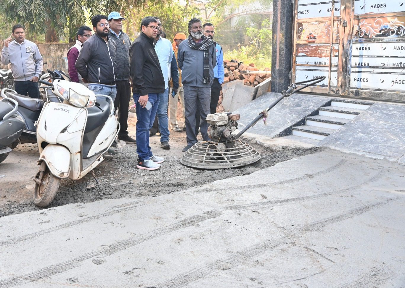 नालियों पर अवैध कब्जा देख भड़के आयुक्त, तत्काल तोड़ने का दिया आदेश