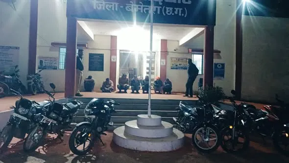 बेमेतरा: जुए के फड़ पर पुलिस का छापा, 7 गिरफ्तार, 3.55 लाख का माल जब्त