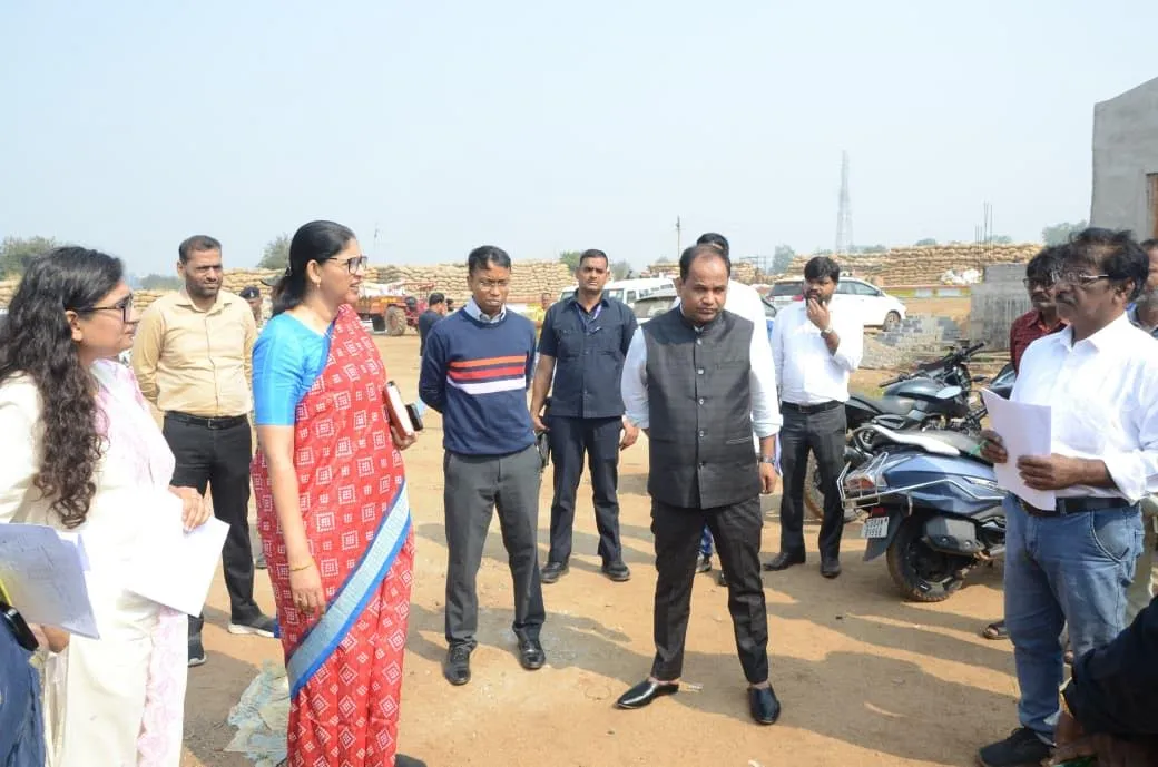 खाद्य सचिव रीना कंगाले ने धान खरीदी केंद्रों का किया निरीक्षण, बिचौलियों को दी चेतावनी