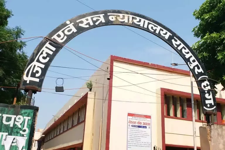 रायपुर कोर्ट से NDPS का आरोपी फरार: हथकड़ी सरकाकर भागा तस्कर, पुलिस महकमे में हड़कंप