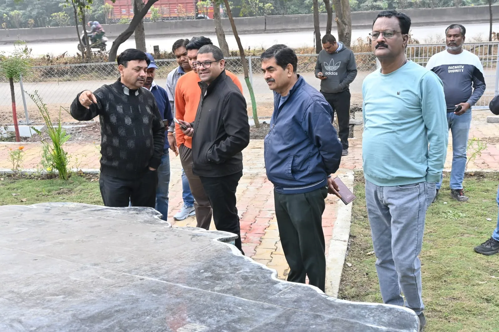 भिलाई में विकास कार्यों को गति देने सड़क पर उतरे आयुक्त
