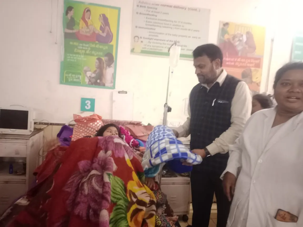 बिरगांव: उरला स्वास्थ्य केंद्र में पार्षद इकराम अहमद ने बांटे कंबल और नवजात बच्चों को कपड़े