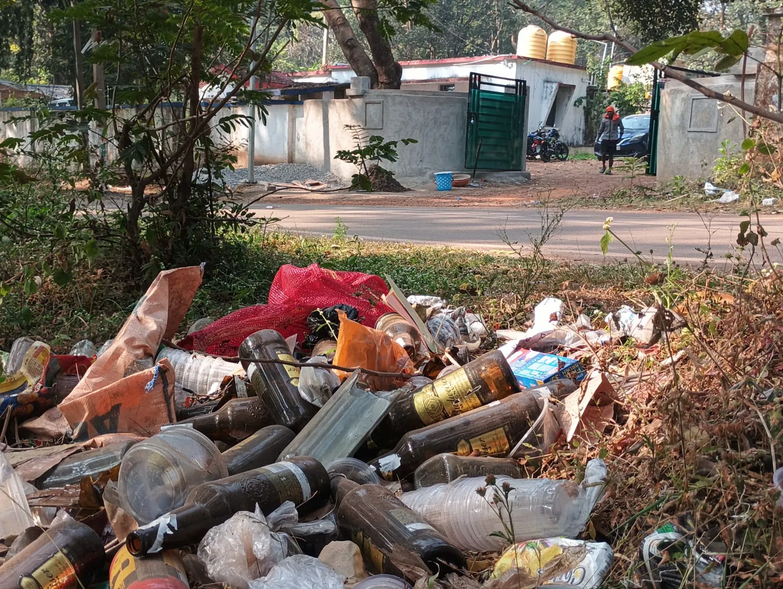 अफसरों की नाक के नीचे जमा 'मैखाना'