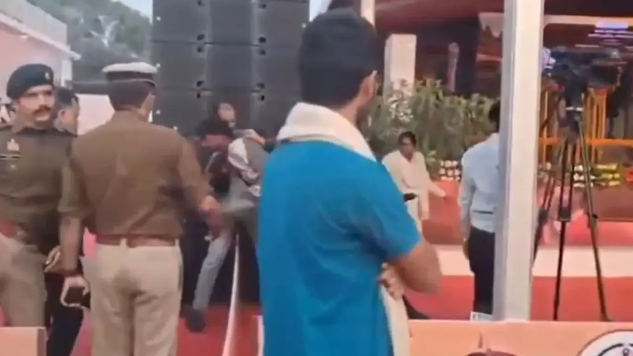 सीएम योगी की सुरक्षा में चूक: वाराणसी में मंच की ओर बढ़ा नशेड़ी युवक, पुलिस ने दबोचा