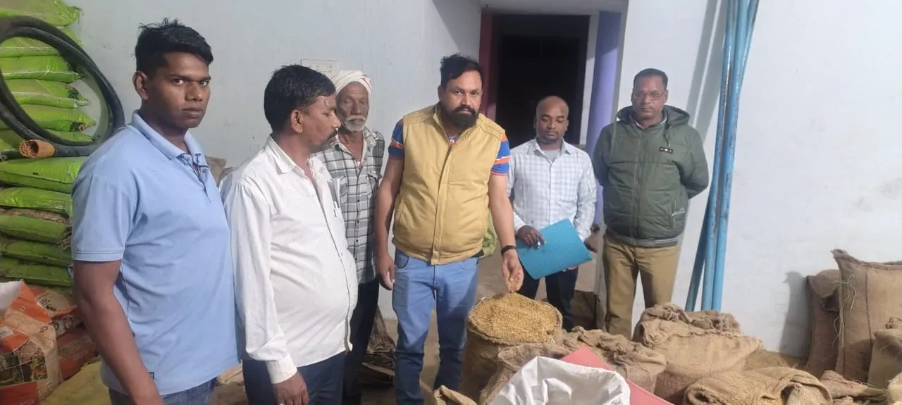 धान बिचौलियों पर प्रशासन का शिकंजा, 233 बोरी समेत अलग-अलग स्थानों से भारी मात्रा में धान जब्त