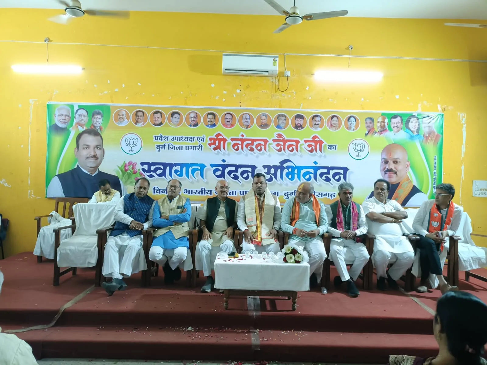 दुर्ग में भाजपा संगठन प्रभारी नंदन जैन का स्वागत करते कार्यकर्ता