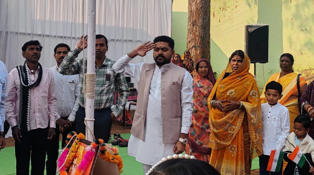 "महासमुंद के गांवों में उमड़ा देशभक्ति का सैलाब: भाजपा नेता अशवंत तुषार साहू के एक आह्वान पर एकजुट हुआ जनमानस, वीर शहीदों की याद में नम हुईं आंखें!"