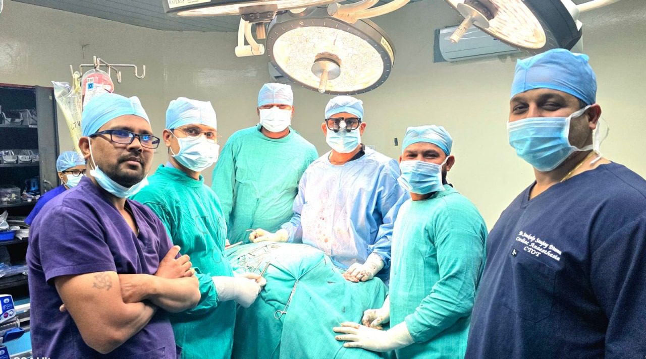 चमत्कार: ब्रश करते समय फटी गर्दन की नस