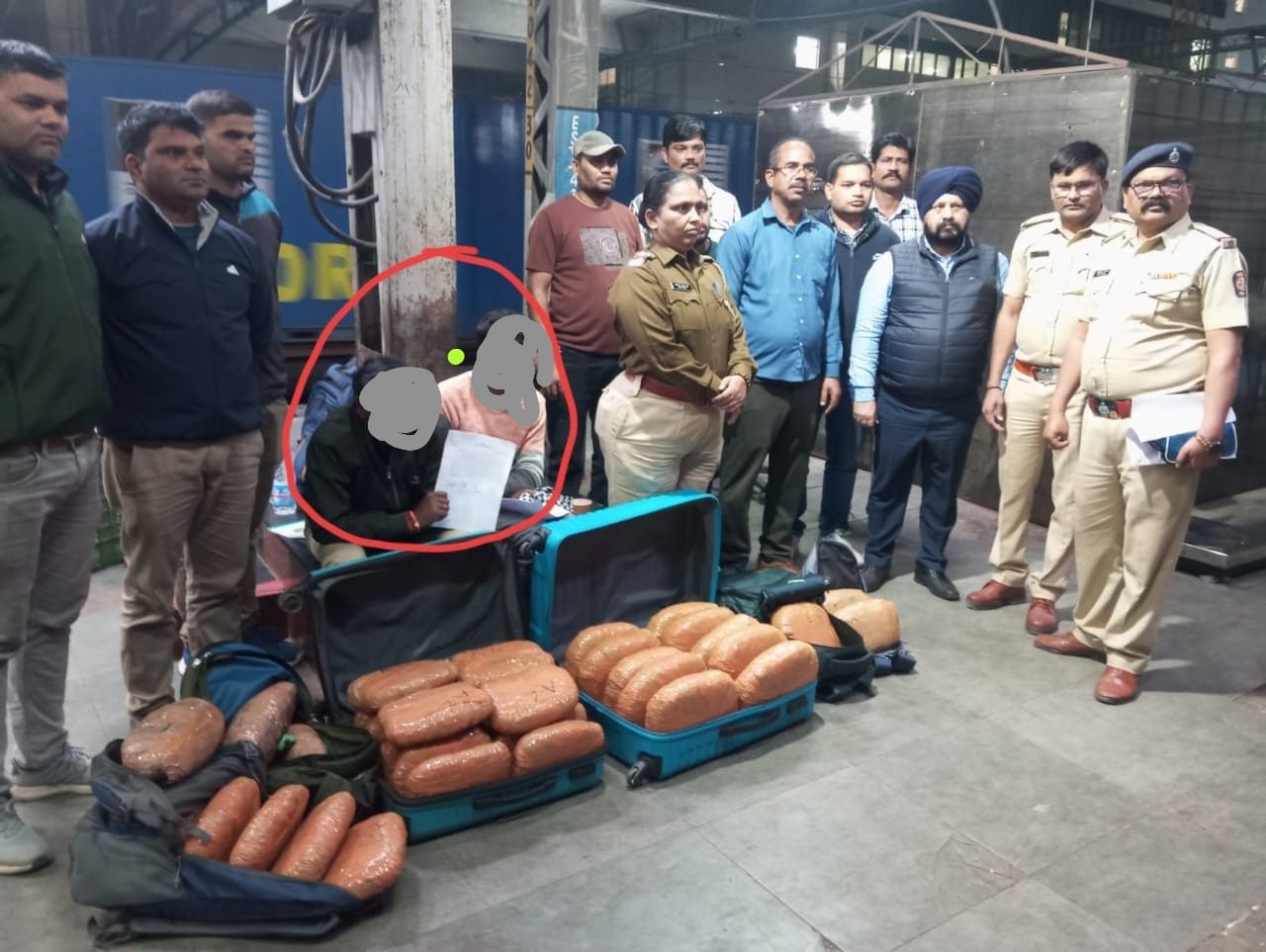 AC कोच की बर्थ के नीचे 'सफेद' सफर में 'काला' कारोबार