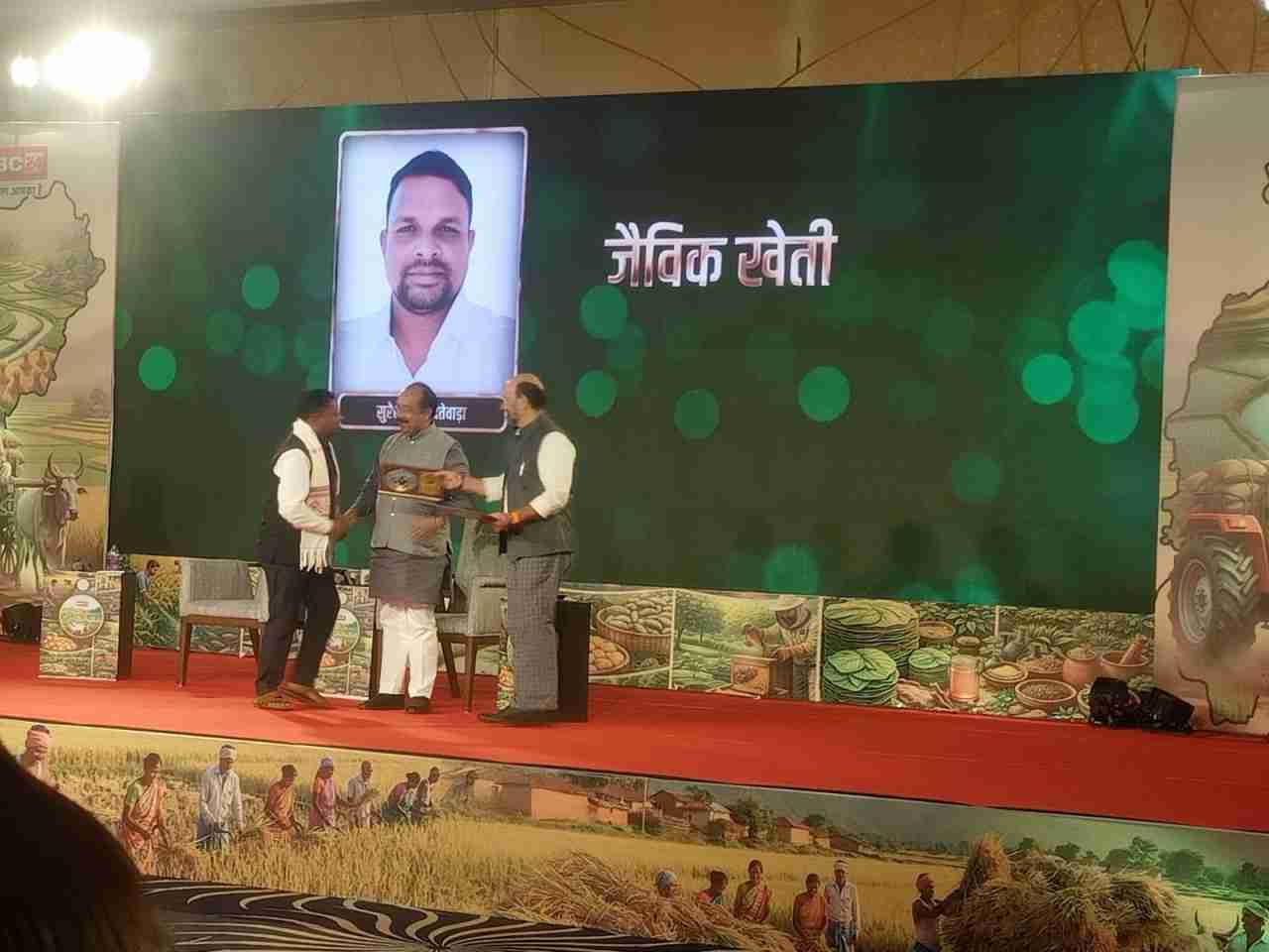 रसायन मुक्त खेती: 100 देशी धान किस्मों को सहेजने वाले सुरेश नाग 'भुइयां के भगवान' सम्मान से अलंकृत