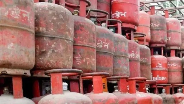 कब्रिस्तान में चल रहा था गैस सिलेंडरों का 'काला खेल'