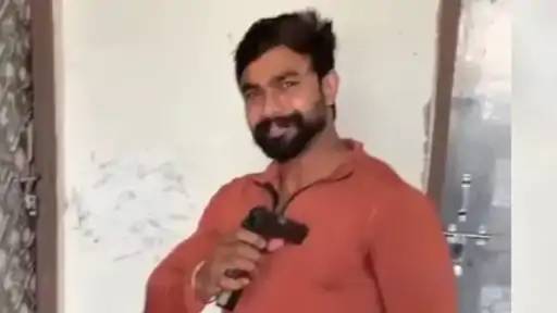 "बटन दबाओ, अंदर चला जाएगा..." दोस्त की इसी सलाह के बाद युवक ने सीधे सीने पर दागी गोली; कैमरे में कैद हुई खौफनाक मौत!