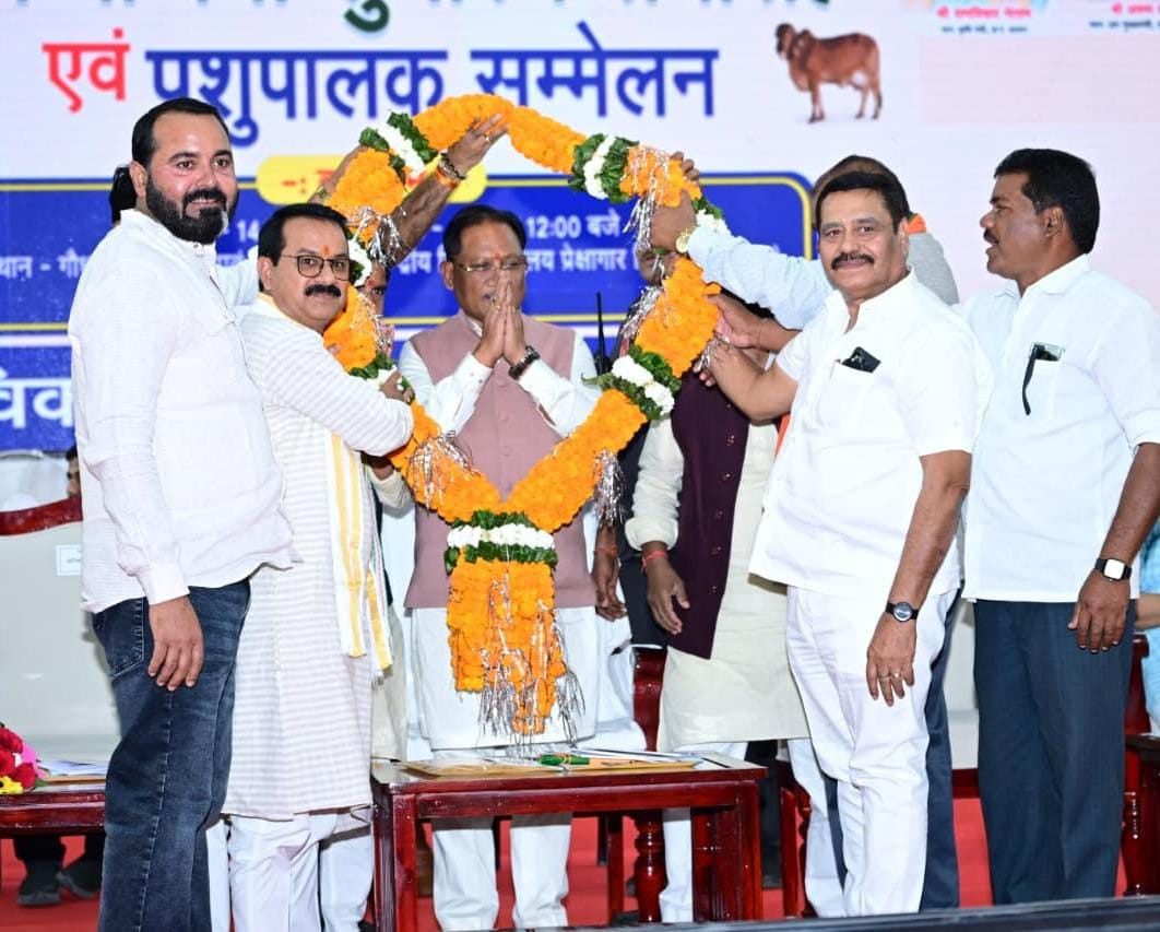 सड़कों के 'लावारिस' मवेशियों को अब मिलेगा वीआईपी ठिकाना; CM साय ने 184 एकड़ में बनने वाले राज्य के पहले गौ अभ्यारण्य की रखी नींव!