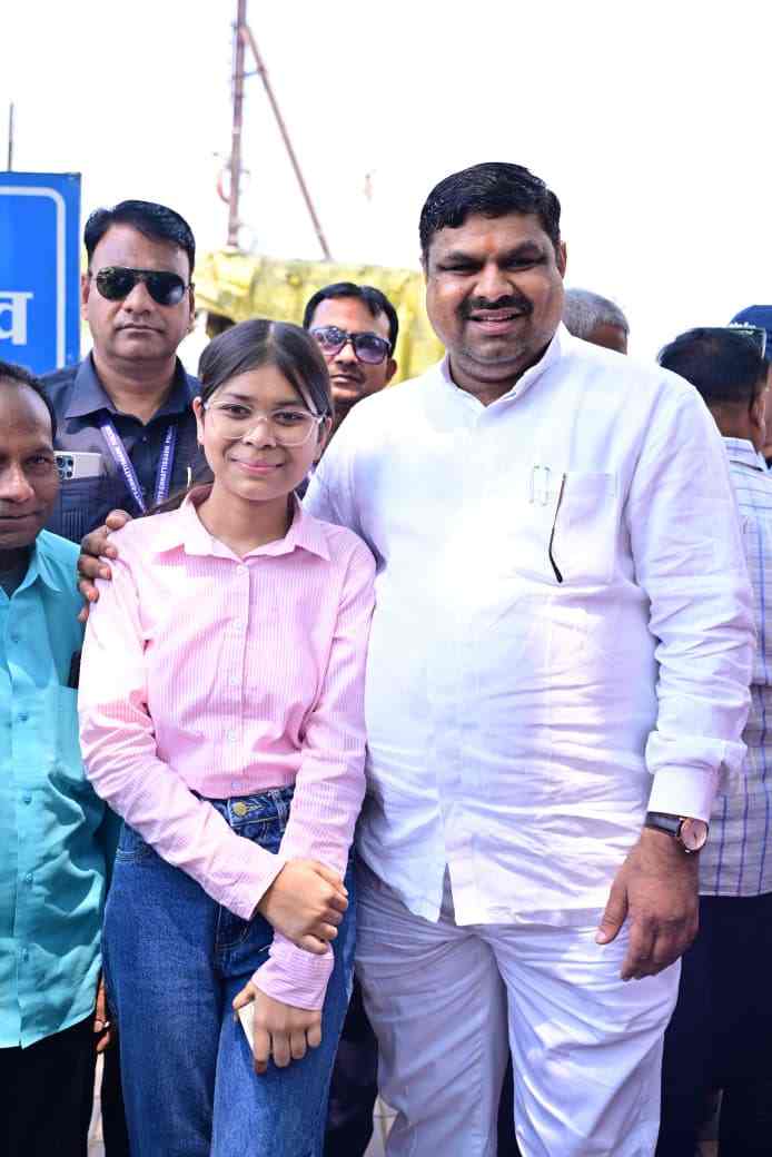 आर्थिक तंगी से छूट रही थी पढ़ाई, शिक्षा मंत्री ने की मदद तो बेटी ने 11वीं में 90% अंक लाकर कर दिया टॉप