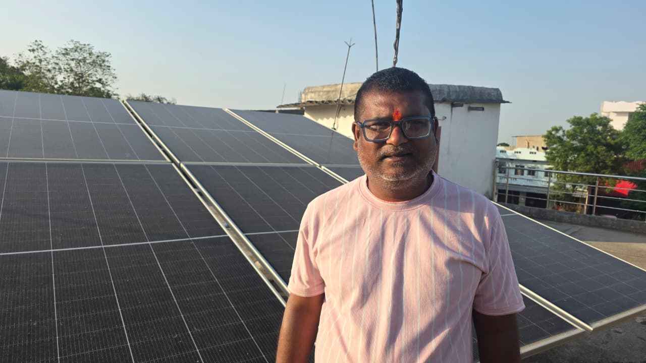 8 से 10 हजार का बिजली बिल सीधा हुआ 'जीरो'! सरगुजा के संतोष ने छत पर लगाई ऐसी 'मशीन', अब सरकार को बेच रहे बिजली