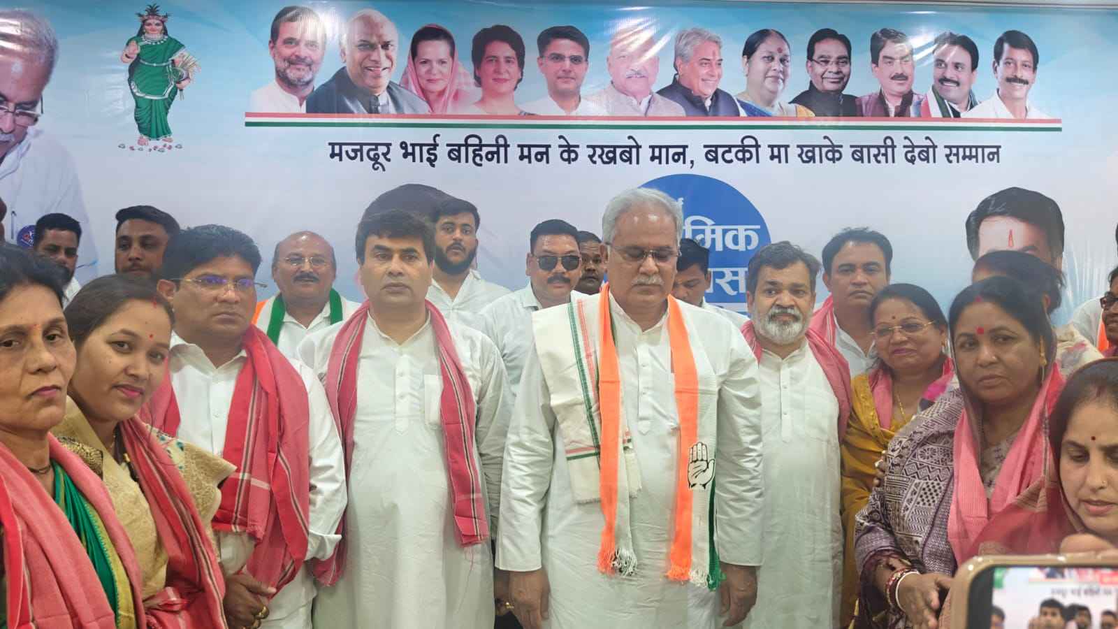 कांग्रेस ने की  बड़ी सेंधमारी: AAP और शिवसेना (UBT) के सैकड़ों नेताओं ने ली कांग्रेस की सदस्यता, बघेल ने कहा- जल, जंगल, जमीन बेच रही भाजपा
