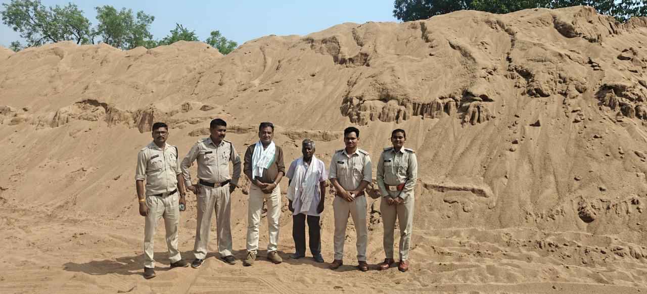 गोबरा नवापारा में रेत माफियाओं पर बड़ी कार्रवाई, 2 पोकलेन जब्त