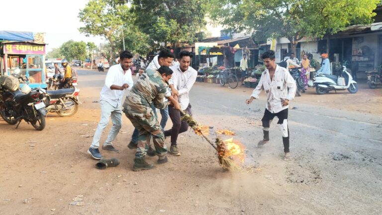 नीट पेपर लीक विवाद: छात्रों का फूटा गुस्सा, धमतरी के हर ब्लॉक में NSUI ने फूंका PM और शिक्षा मंत्री का पुतला