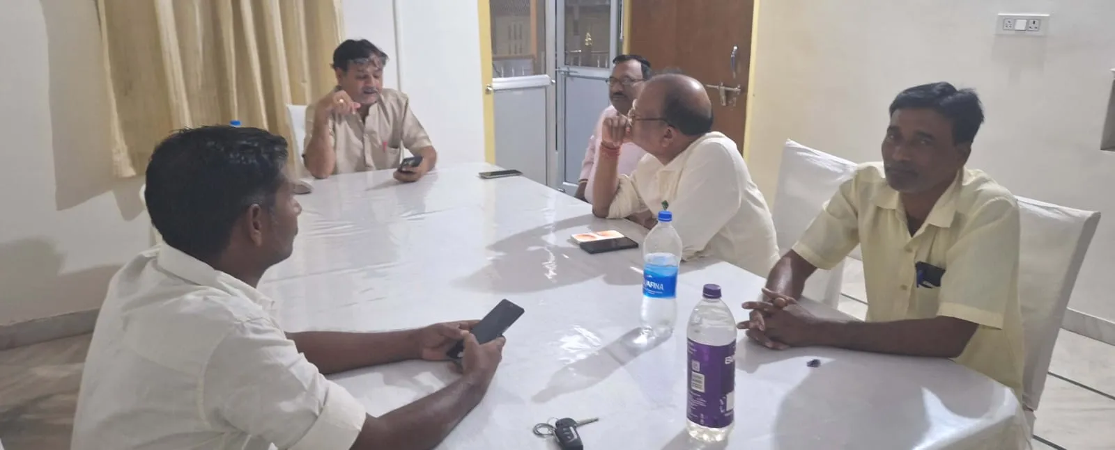CM के गृह जिले में गरमाया पत्थलगांव बिजली विभाग विवाद: बिजली की समस्या बताने पर पत्रकार से बदसलूकी, भड़का प्रेस क्लब