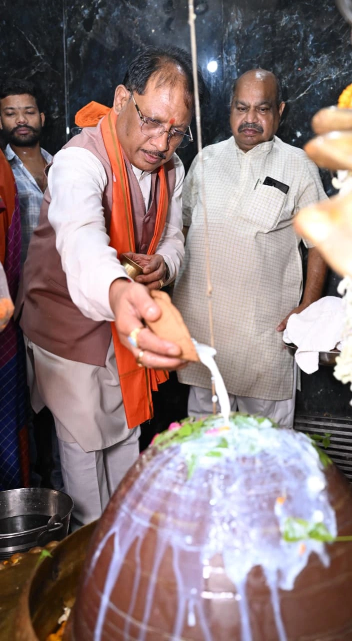 महादेव की शरण में CM विष्णु देव साय: हाटकेश्वर मंदिर में किया जलाभिषेक