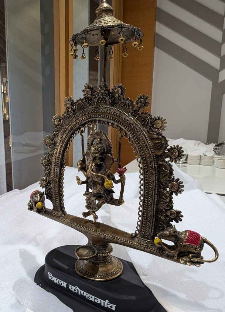 अमित शाह के दरबार पहुंची बस्तर की अद्भुत कला, विधायक लता उसेंडी ने भेंट की भगवान गणेश की विशेष मूर्ति